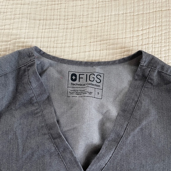 FIGS technical collection Gray scrub top Shirt woman’s size small - Picture 2 of 7